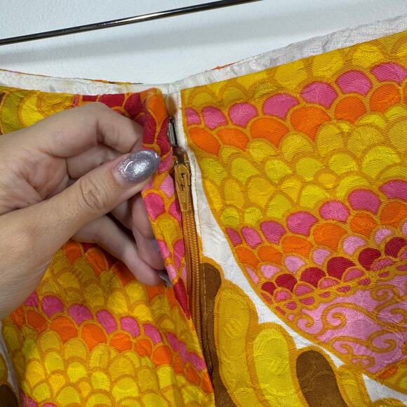 Trina Turk LA Shorts Womens 8 Colorful Retro Print Bermuda Stretch Vacay Modest - Picture 4 of 7